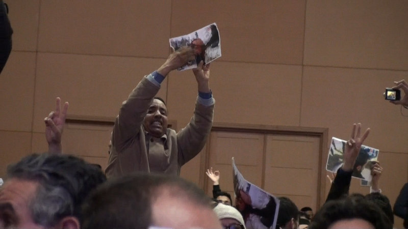 لحظة مهاجمة منصة رئيس الحكومة السيد عبد الاله بنكيران من طرف المحتجين بوجدة ـ الجزء 4 ـ video